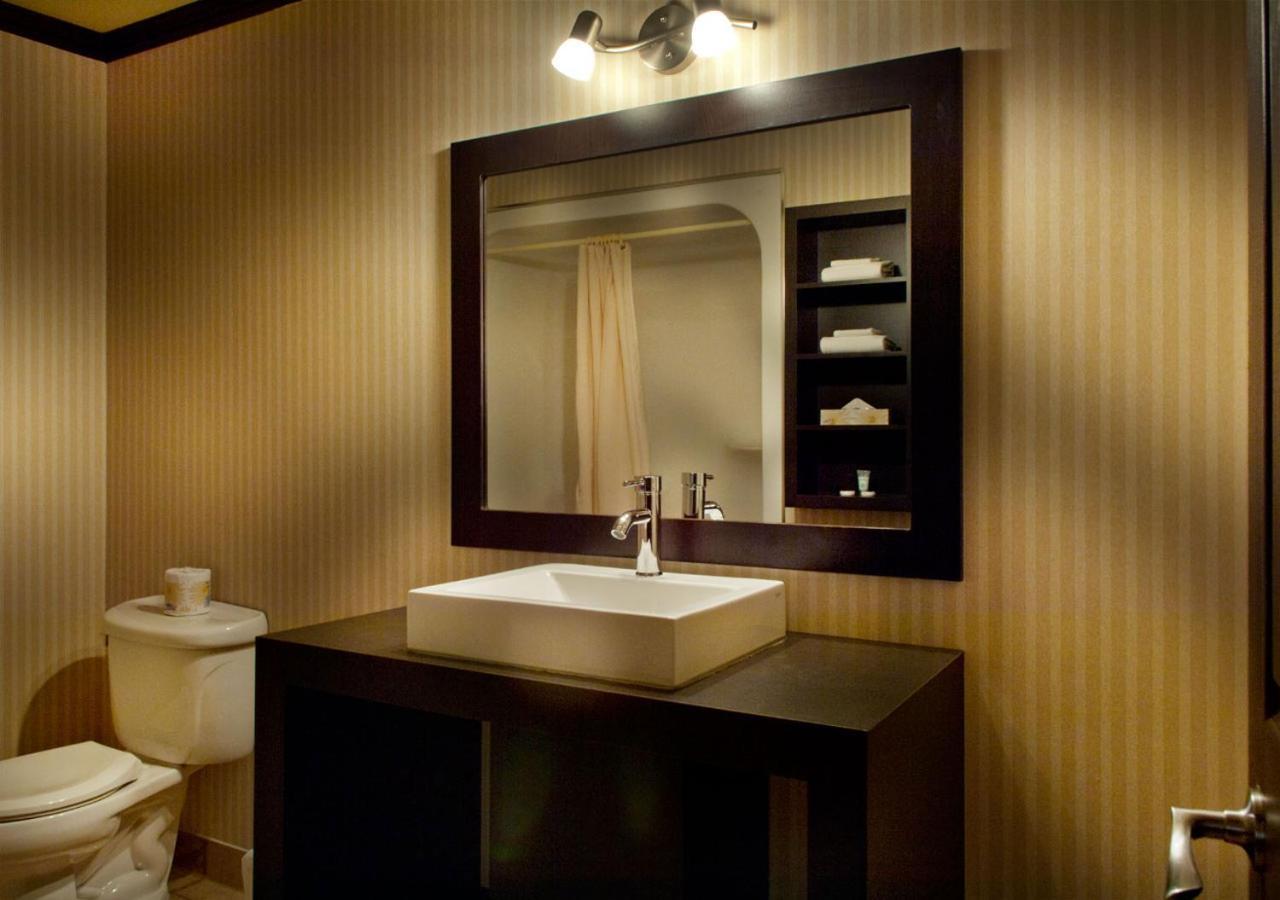 Ramada By Wyndham Laval Hotel Buitenkant foto