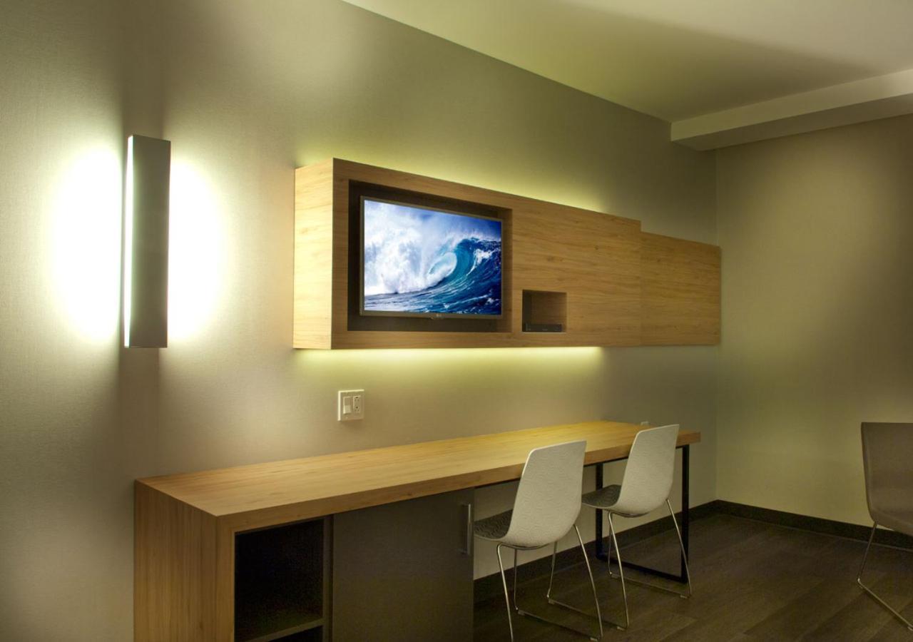 Ramada By Wyndham Laval Hotel Buitenkant foto
