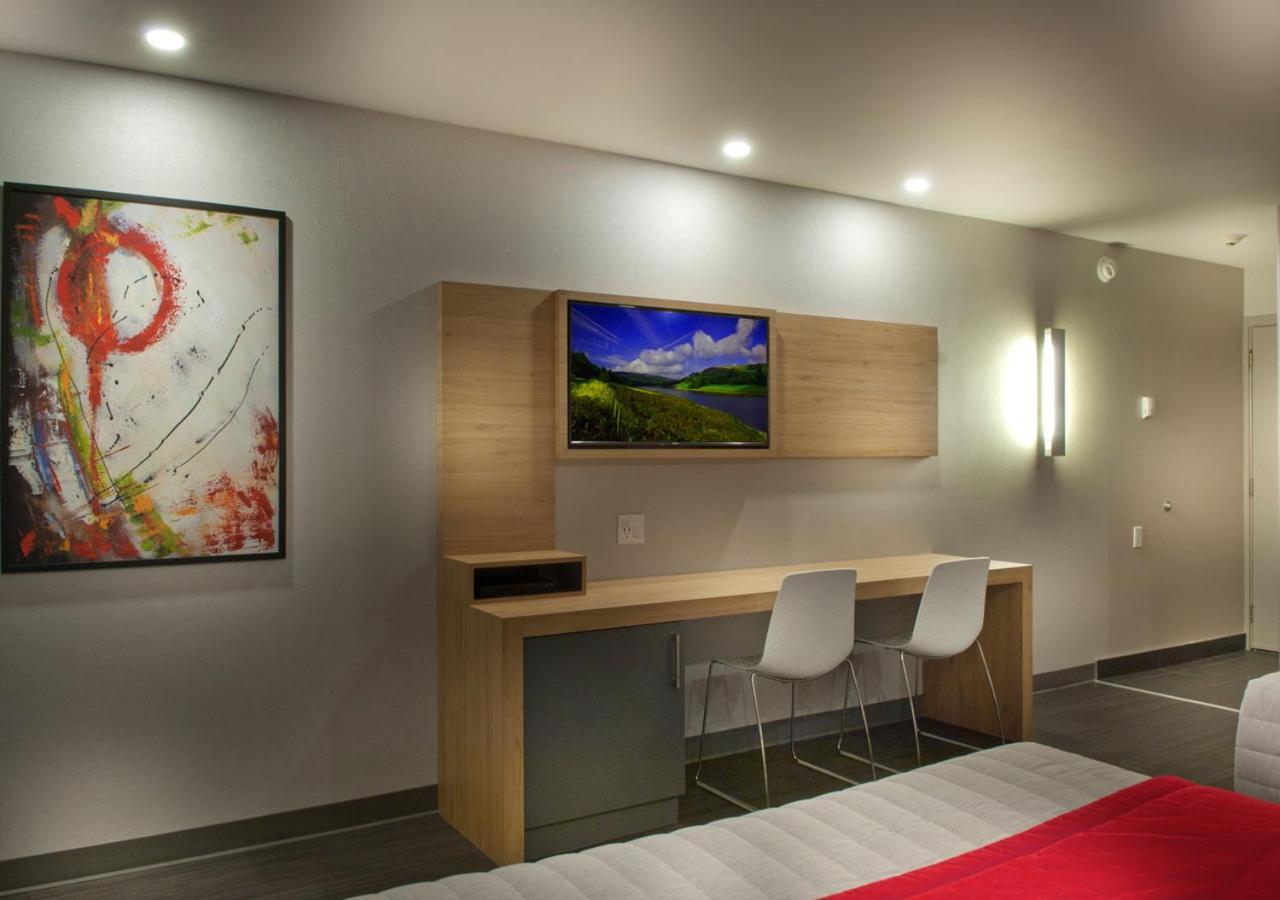 Ramada By Wyndham Laval Hotel Buitenkant foto