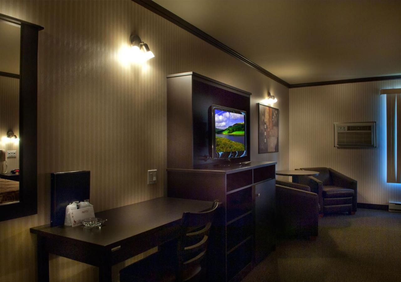 Ramada By Wyndham Laval Hotel Buitenkant foto