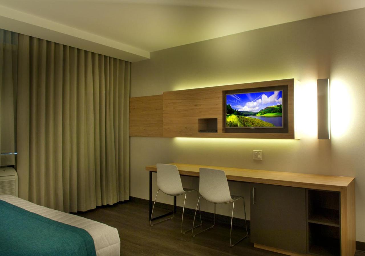 Ramada By Wyndham Laval Hotel Buitenkant foto