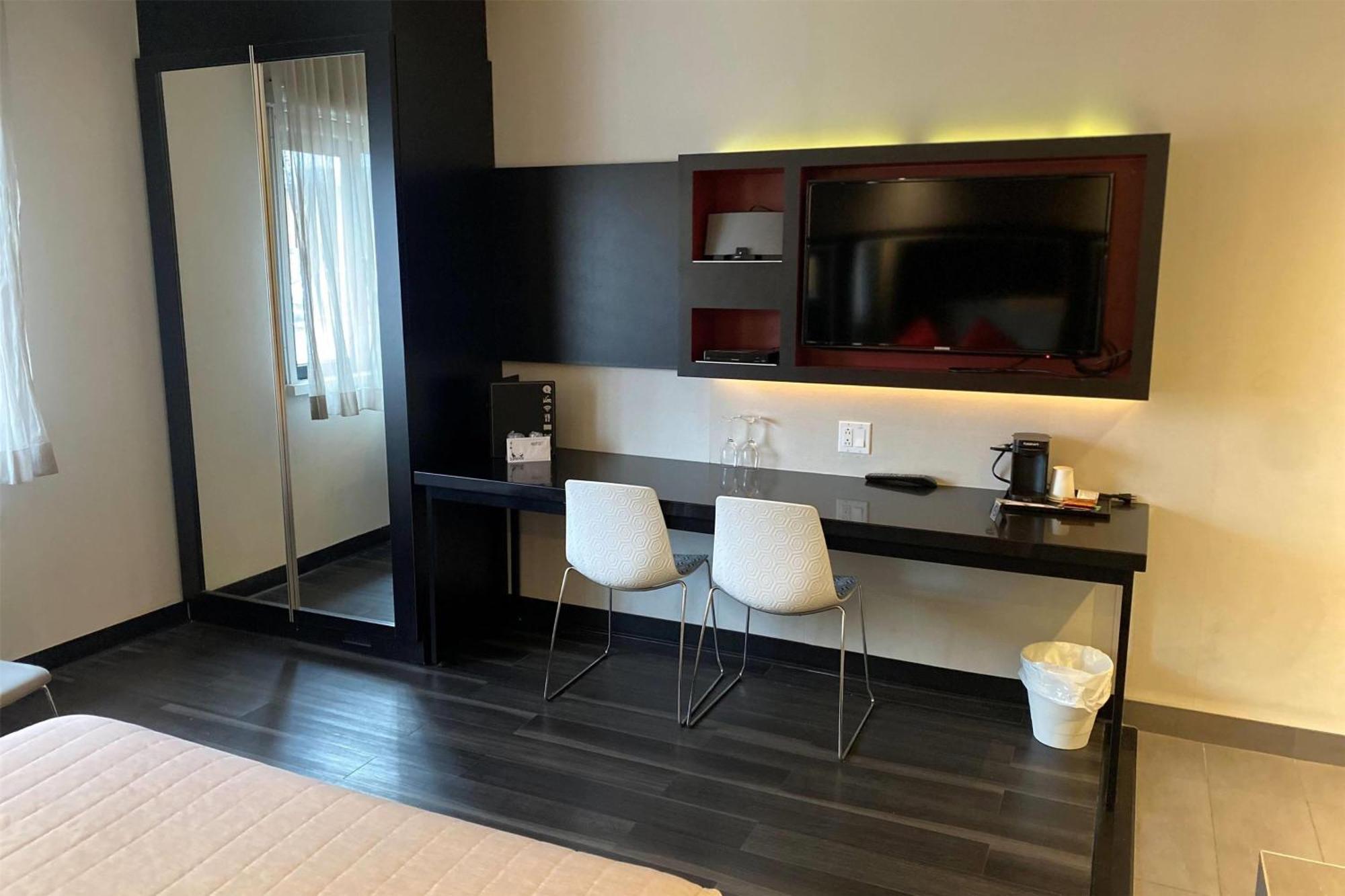 Ramada By Wyndham Laval Hotel Buitenkant foto
