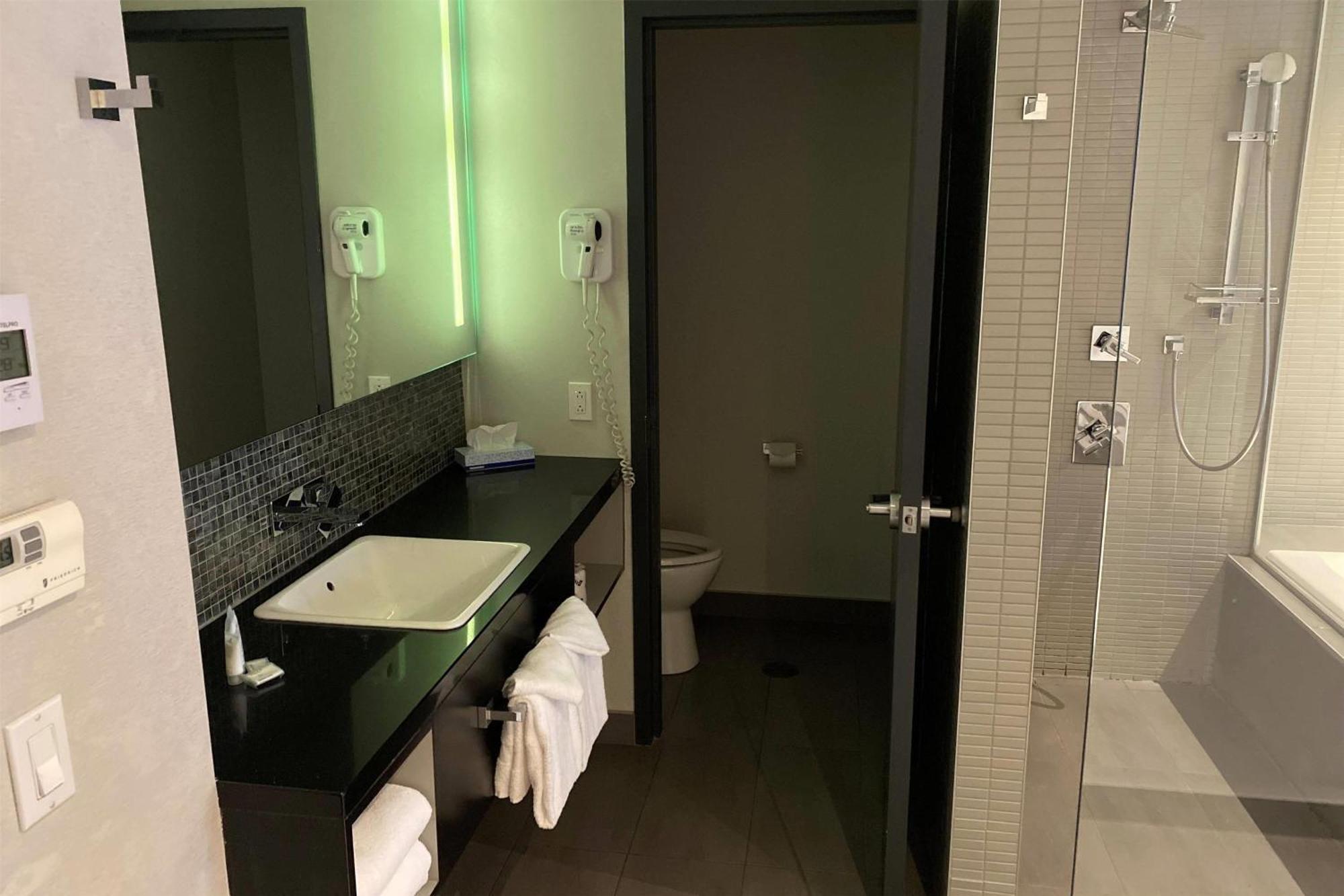 Ramada By Wyndham Laval Hotel Buitenkant foto