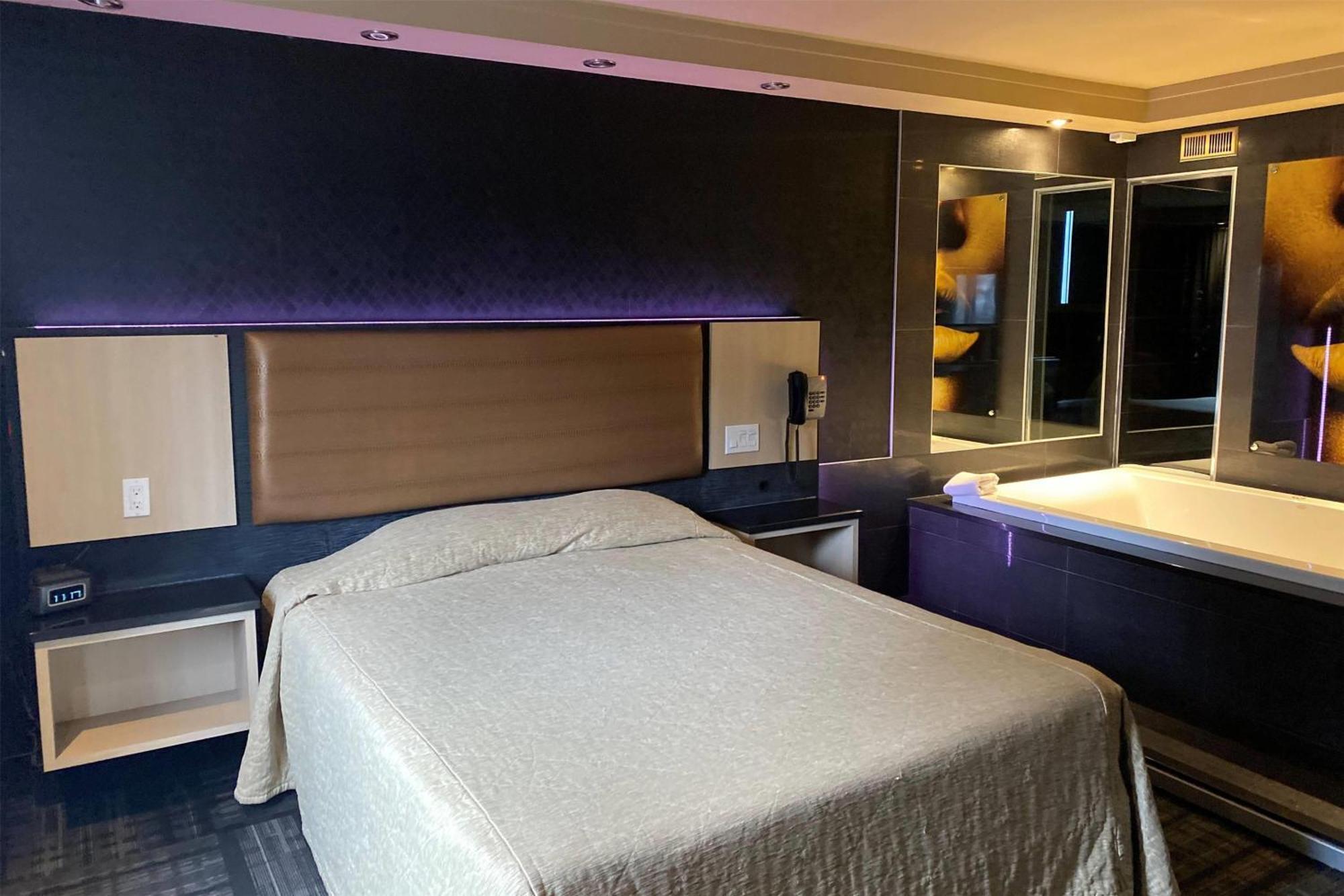 Ramada By Wyndham Laval Hotel Buitenkant foto