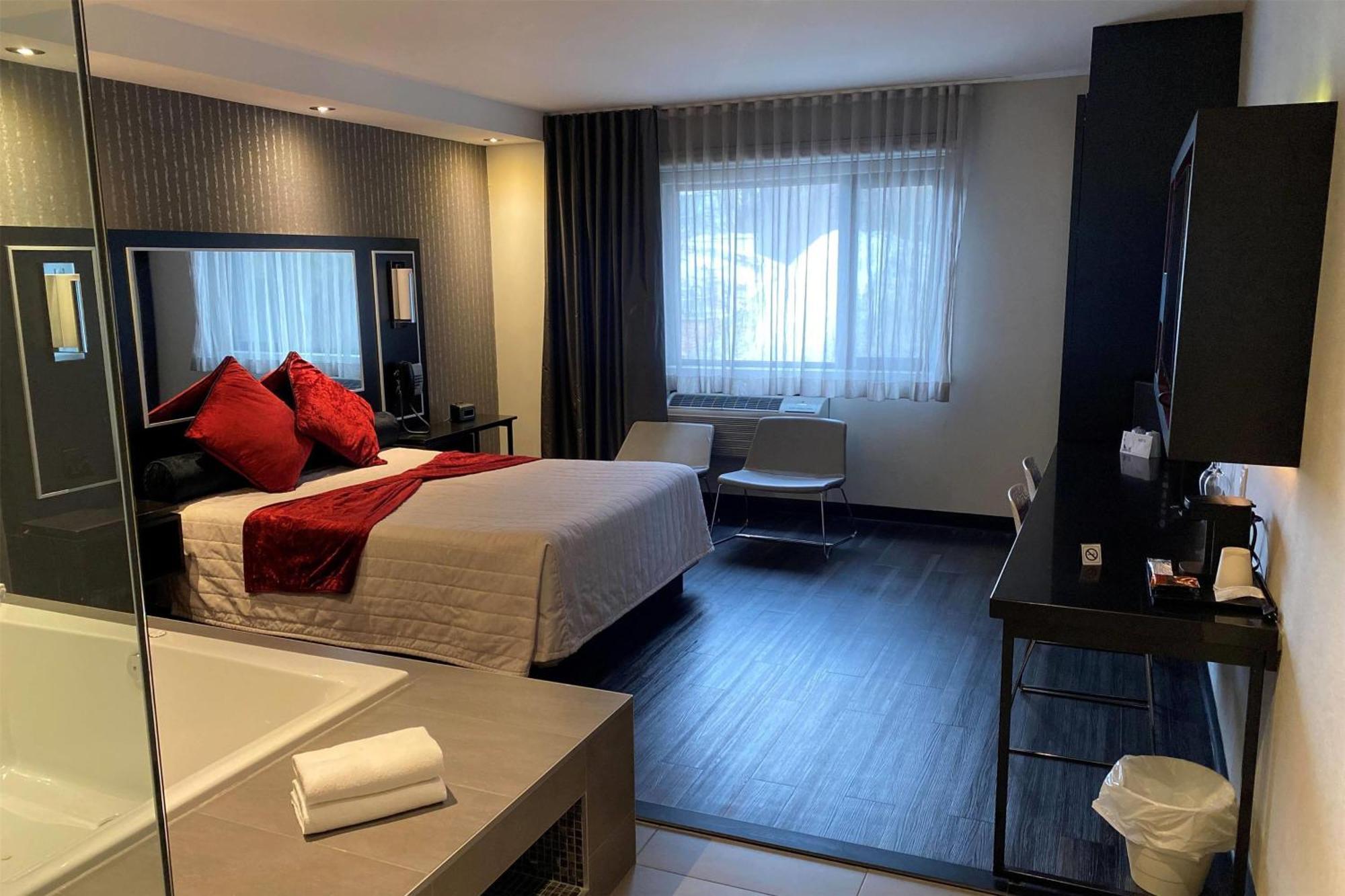 Ramada By Wyndham Laval Hotel Buitenkant foto