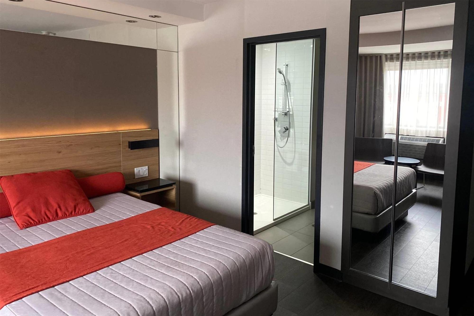 Ramada By Wyndham Laval Hotel Buitenkant foto