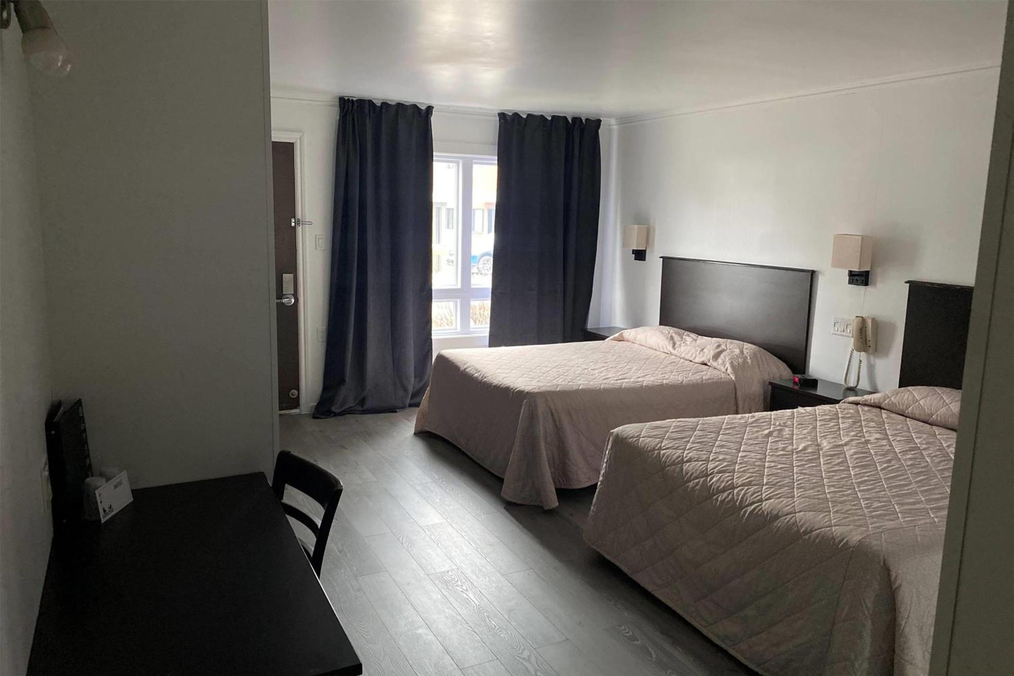 Ramada By Wyndham Laval Hotel Buitenkant foto