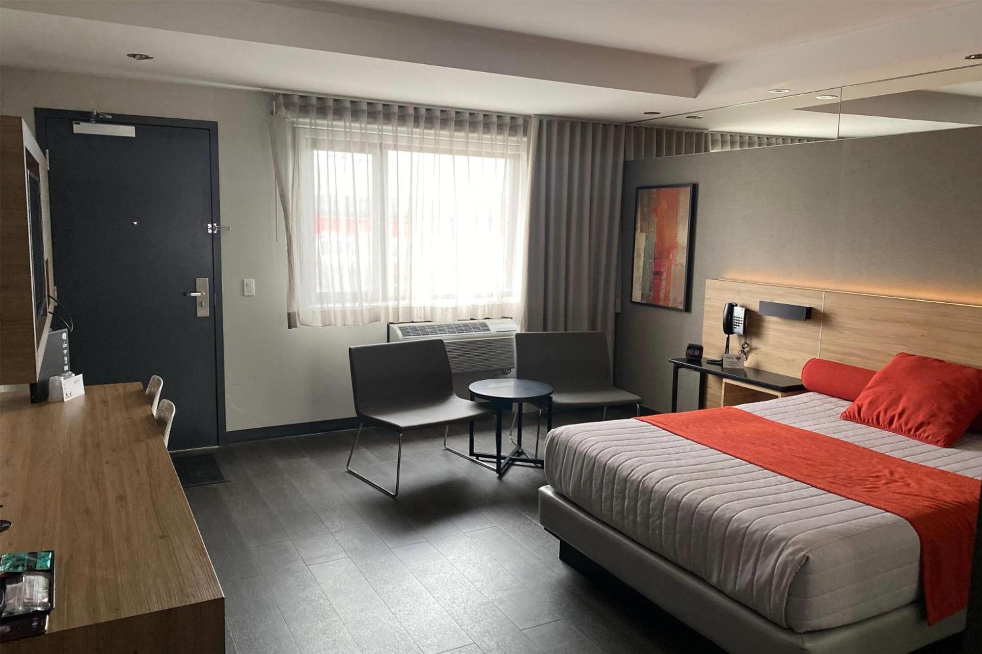 Ramada By Wyndham Laval Hotel Buitenkant foto
