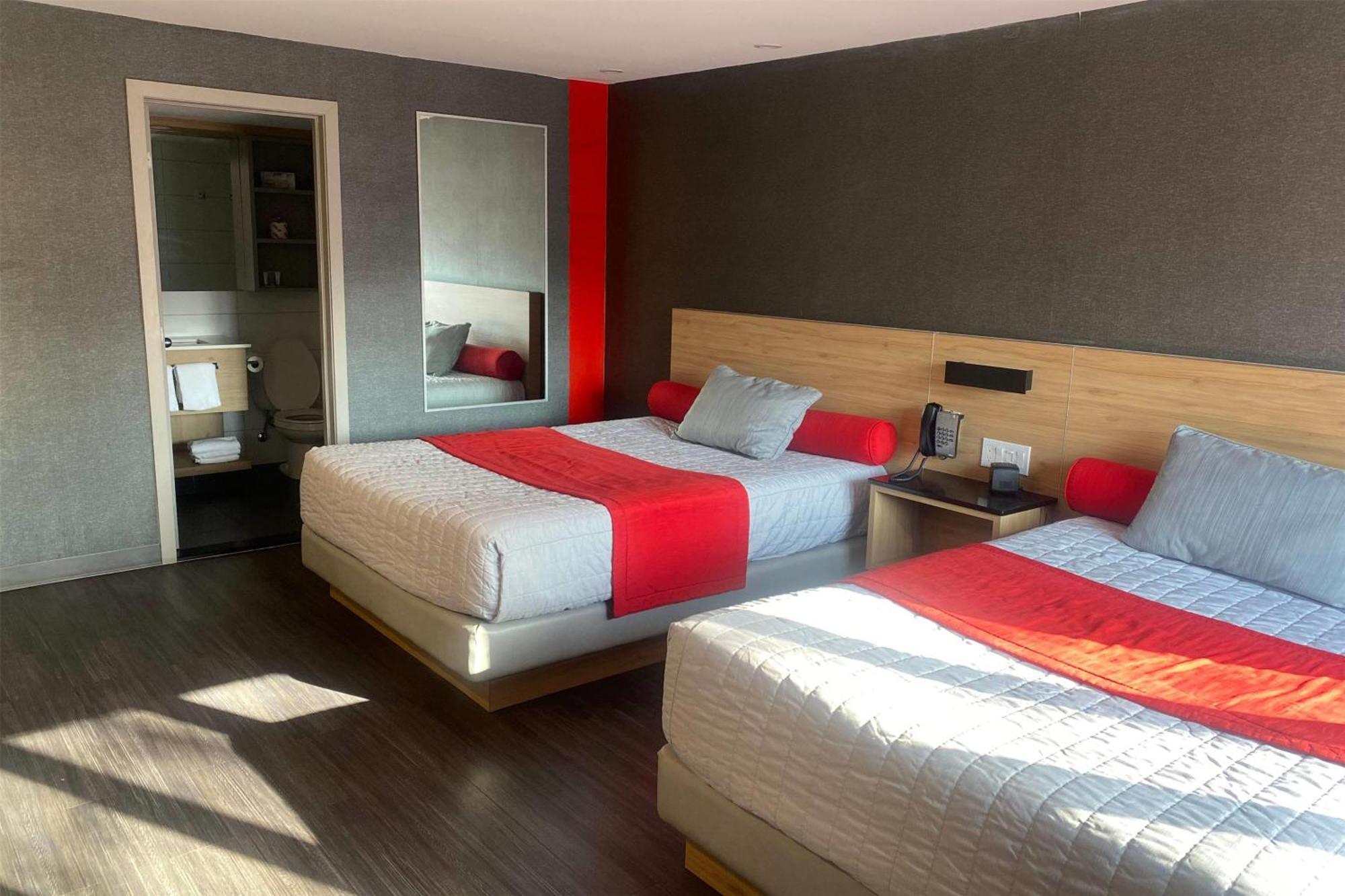 Ramada By Wyndham Laval Hotel Buitenkant foto
