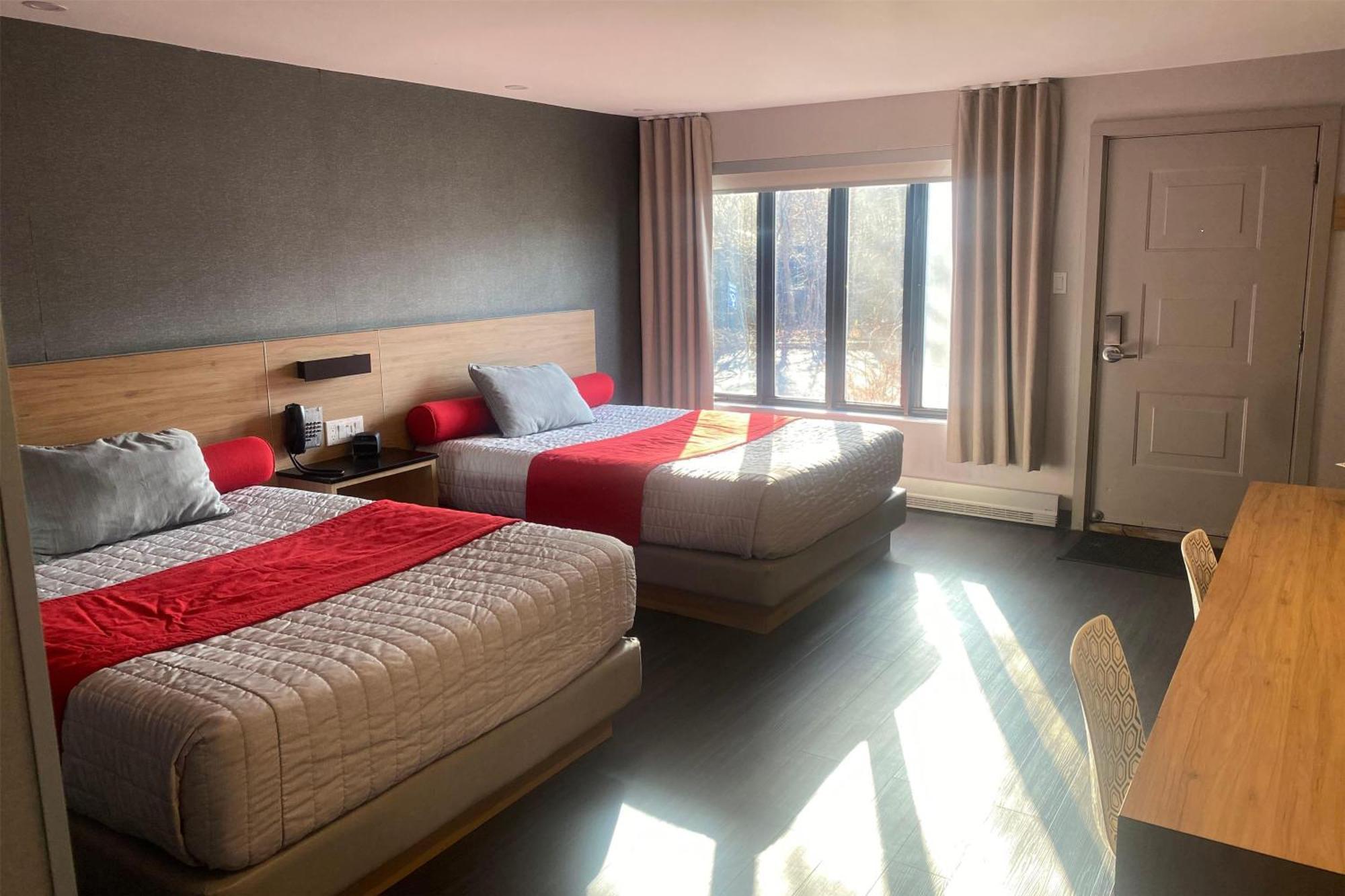 Ramada By Wyndham Laval Hotel Buitenkant foto