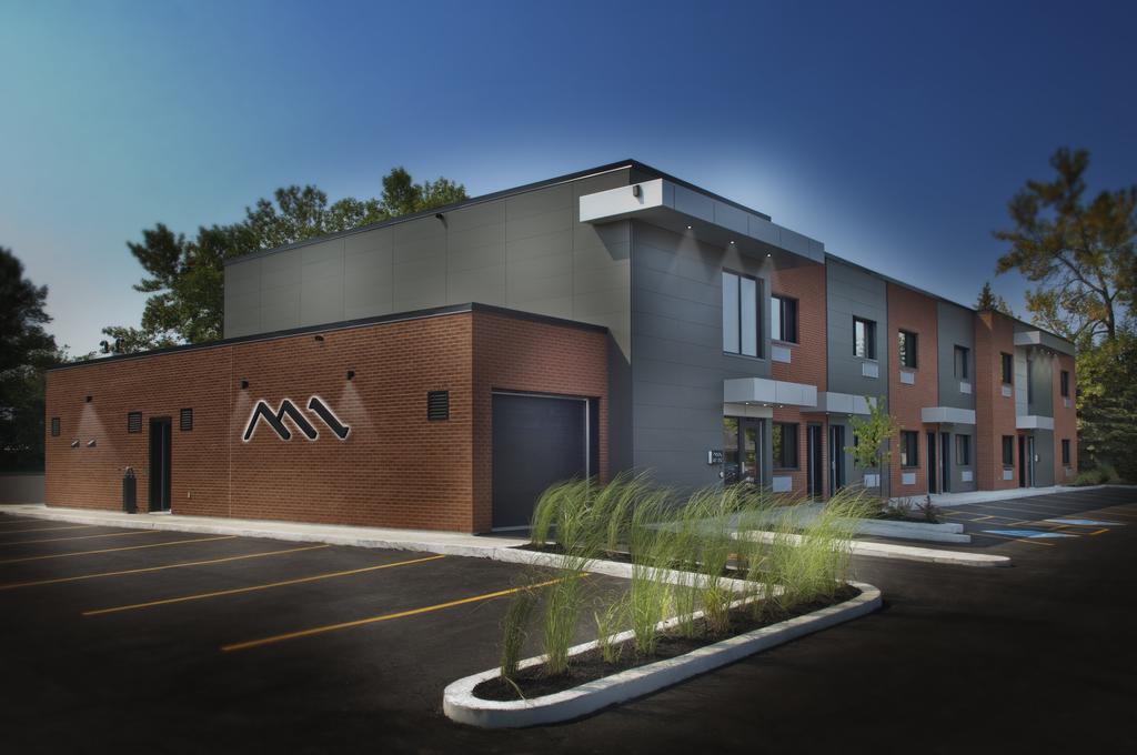 Ramada By Wyndham Laval Hotel Buitenkant foto