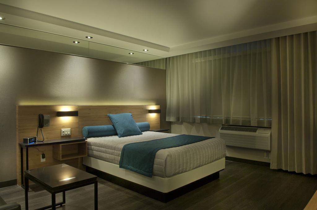 Ramada By Wyndham Laval Hotel Buitenkant foto