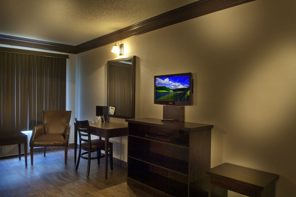Ramada By Wyndham Laval Hotel Buitenkant foto