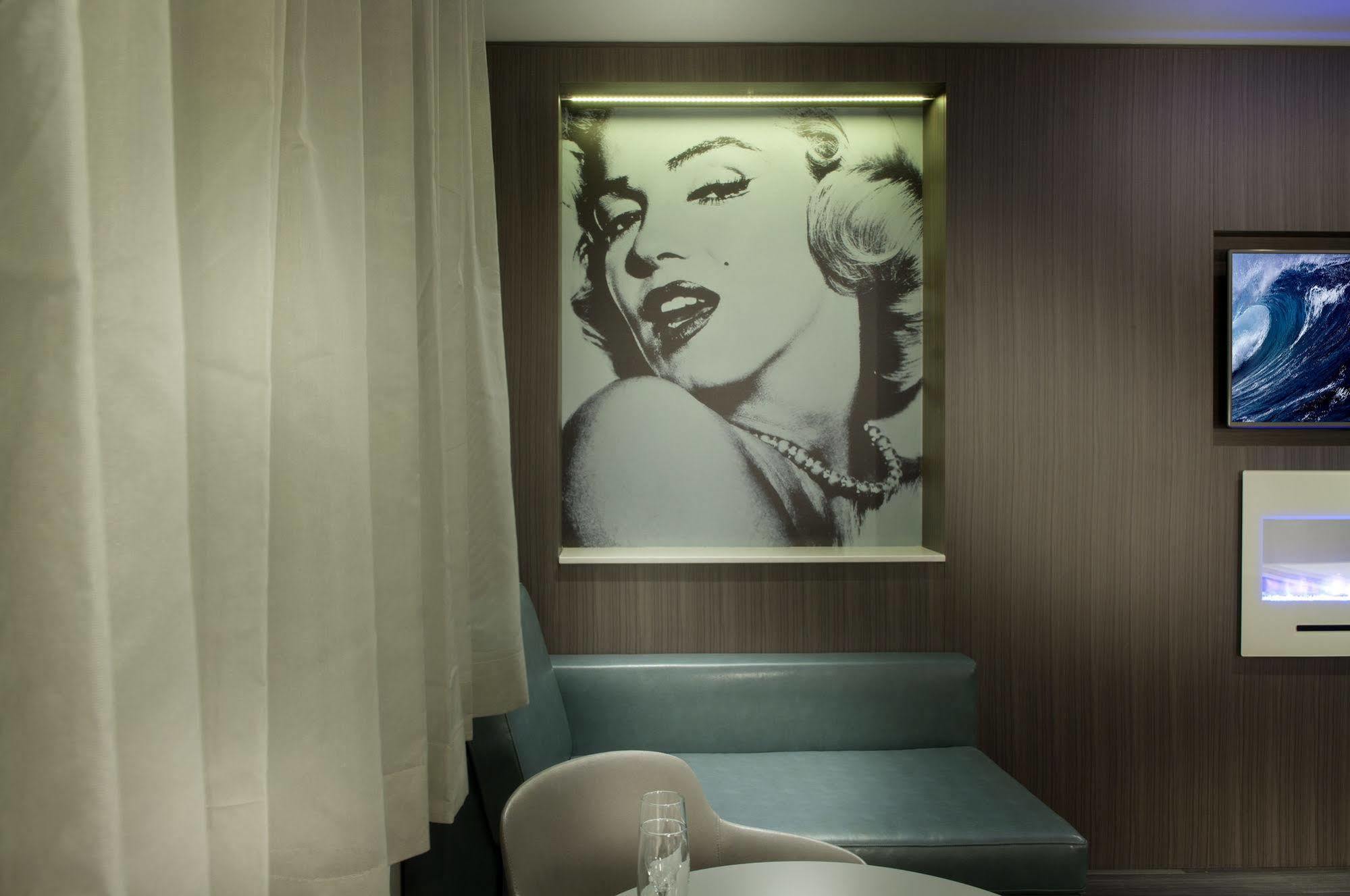 Ramada By Wyndham Laval Hotel Buitenkant foto