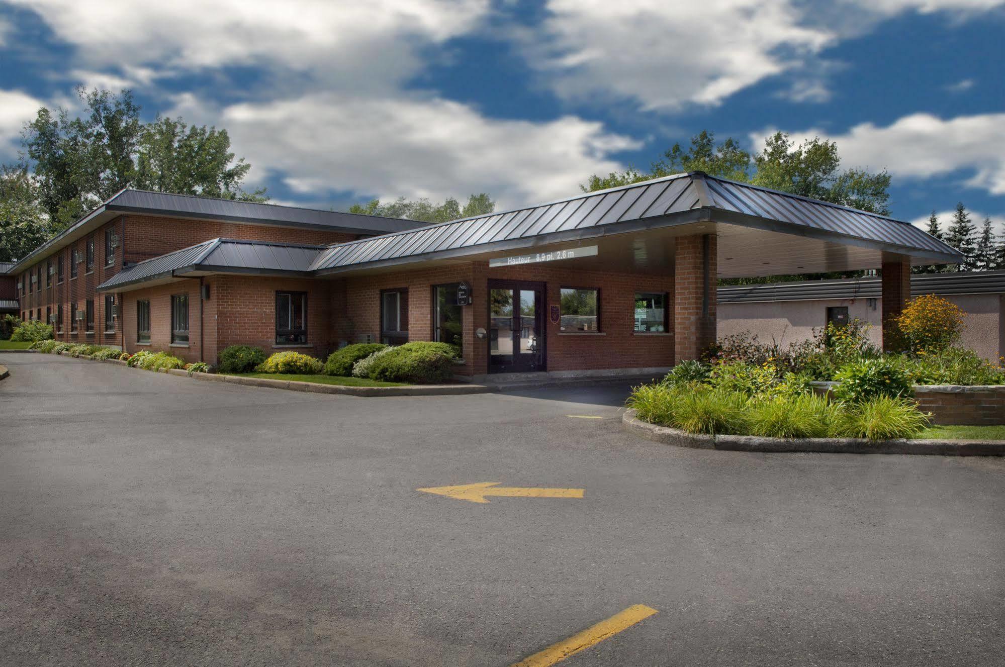 Ramada By Wyndham Laval Hotel Buitenkant foto