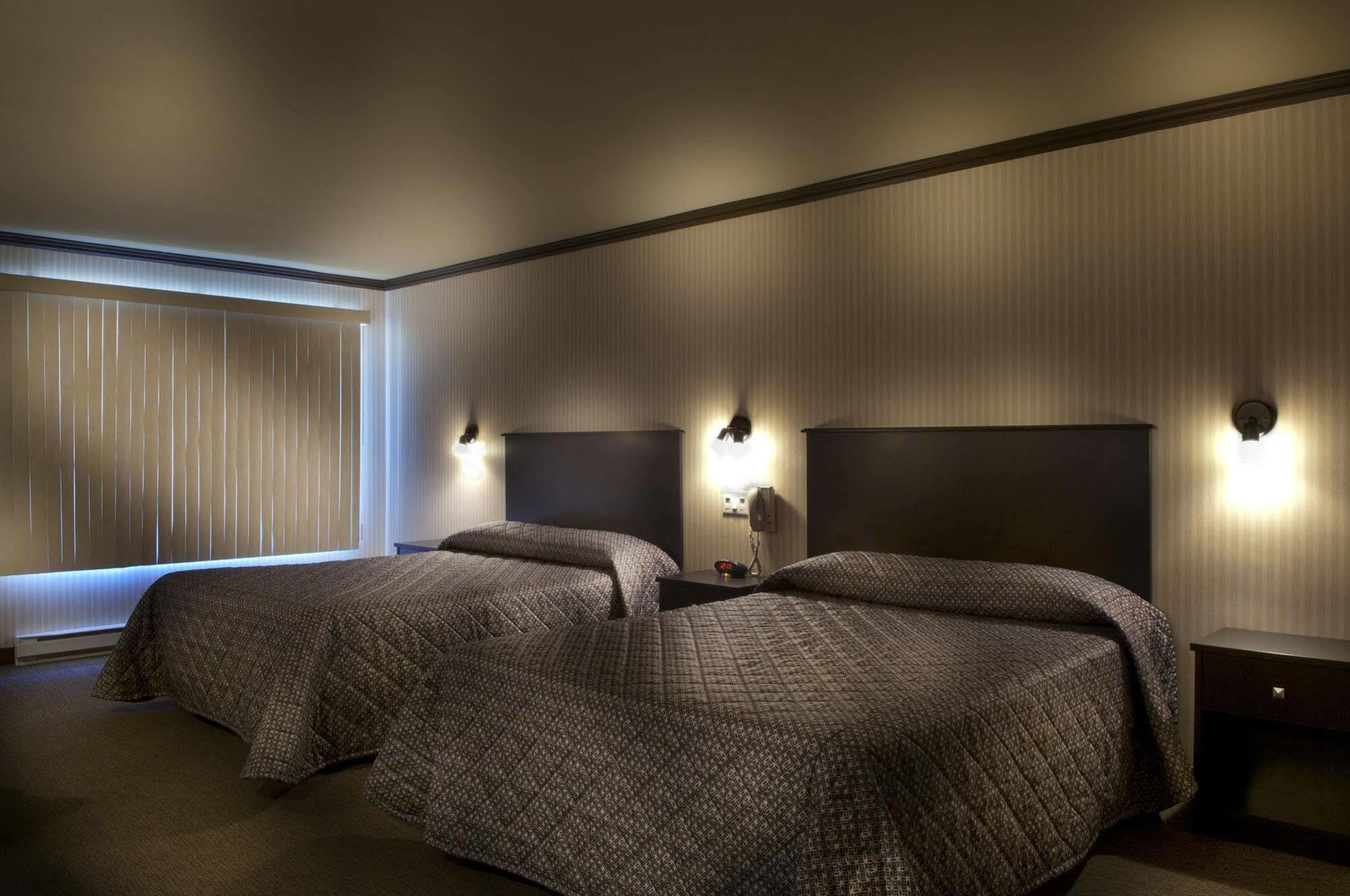 Ramada By Wyndham Laval Hotel Buitenkant foto